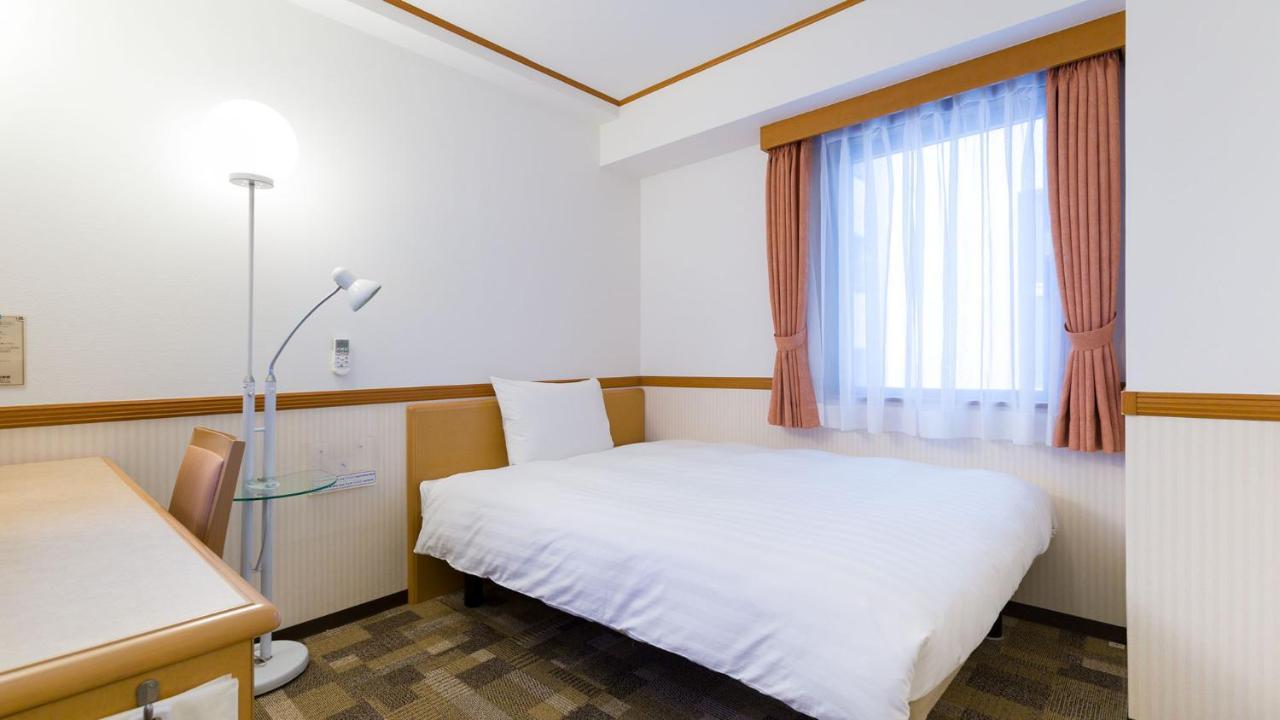 Toyoko Inn Naha Omoromachi Ekimae Rum bild
