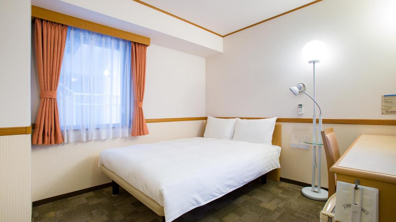 Toyoko Inn Naha Omoromachi Ekimae Rum bild