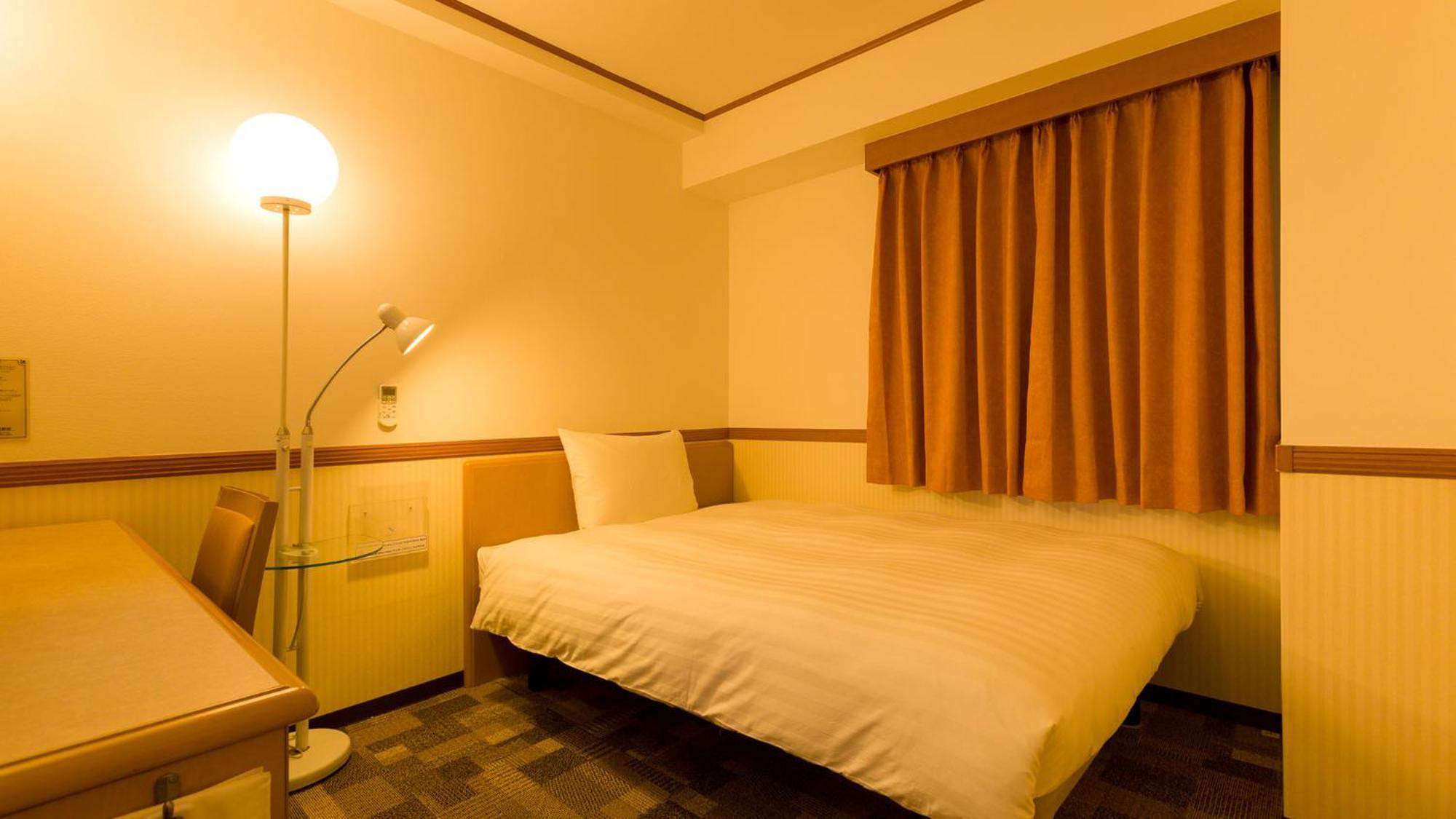 Toyoko Inn Naha Omoromachi Ekimae Rum bild